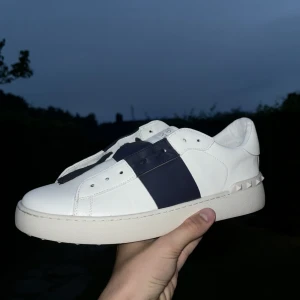 Valentino open - Hej! Valentino Opens i bra skick 9/10, använda ett fåtal gånger och snörena sätts självklart på innan eventuell frakt!  Skriv vid minsta fundering!