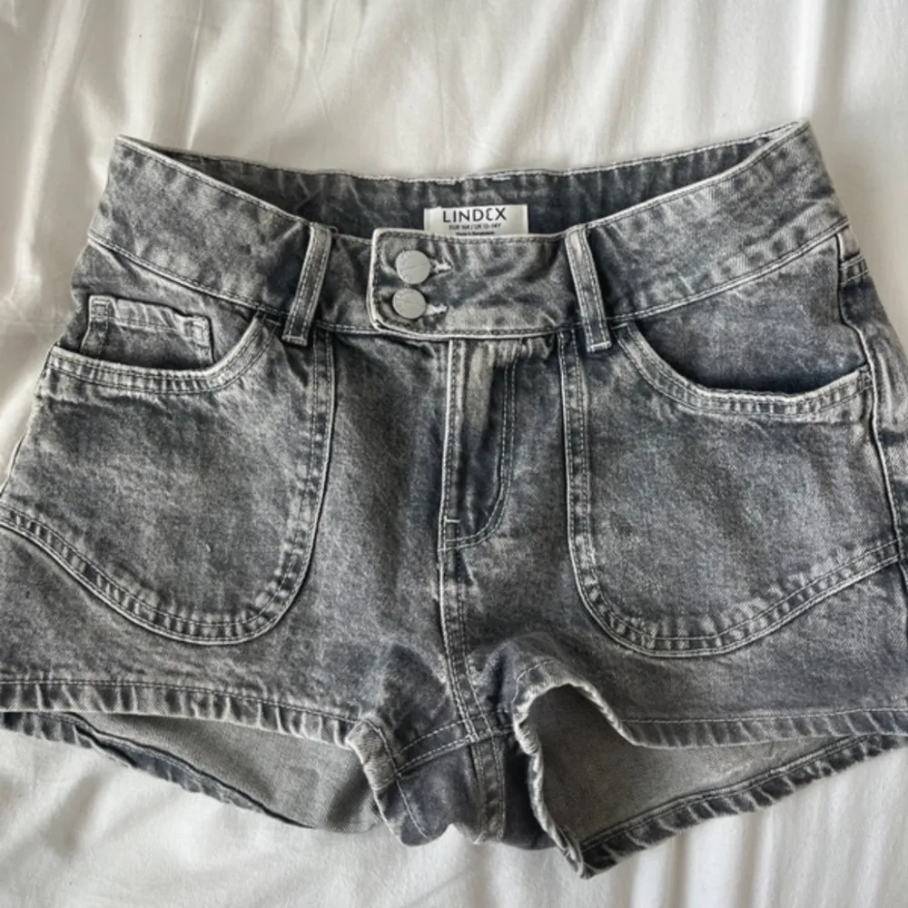 Fina svarta jeansshorts från Lindex. Har bara använt den några få gånger❤️. Shorts.