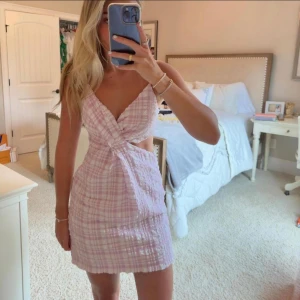 Rosa zara klänning - Säljer min favoritklänning från zara, helt slutsåld o passar perfekt till allt!🌟🌟💞💞🔥🔥