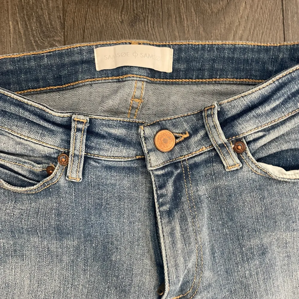 lågmidjade jeans i mycket bra skick! Finns ingen storlekslapp men skulle uppskatta de 34-36. passar mig som är 34/36😊. Jeans & Byxor.