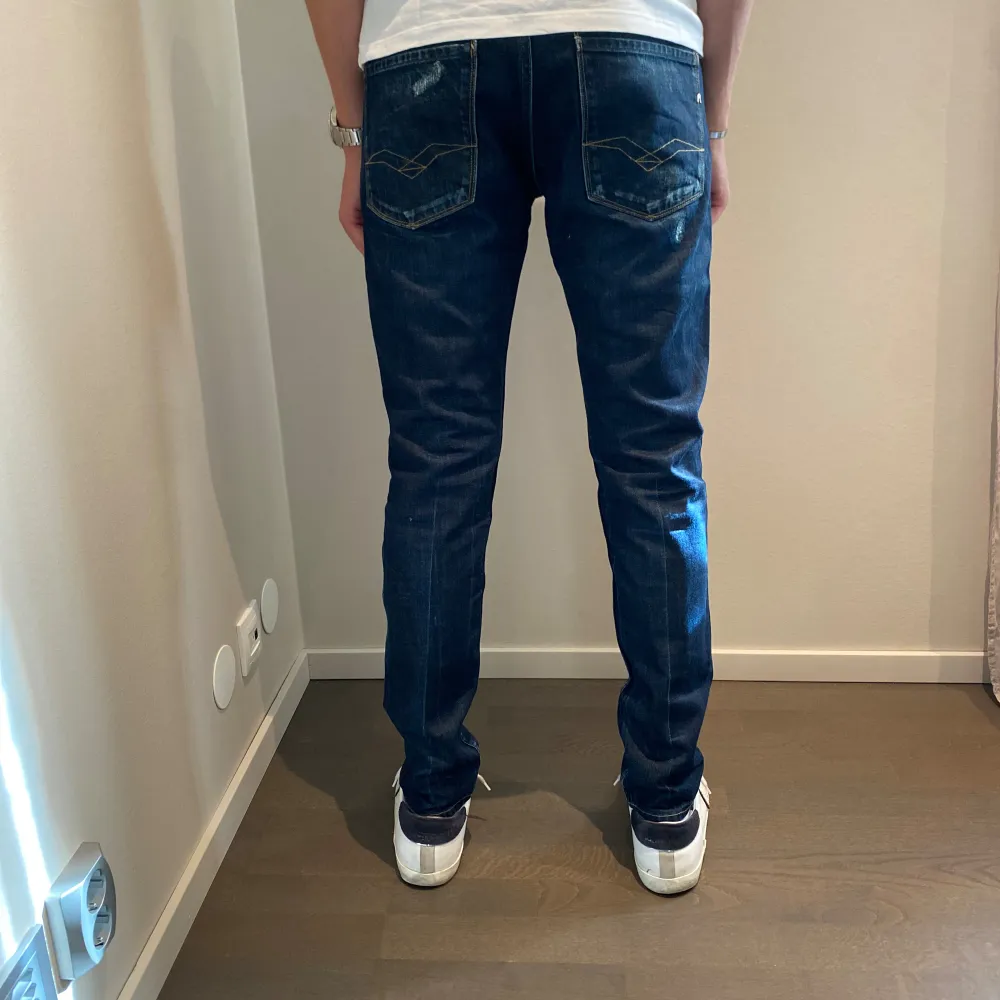 Säljer ett par blåa replay anbass i storlek 31/32. Säljes i befintligt skick!  Nypris 1999kr Mitt pris 649kr. Jeans & Byxor.