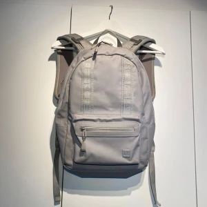 Douchebag Essential Backpack Grey 16L - Hej, säljer en Db ryggsäck i ljusgrå färg. 16L och perfekt storlek för vardagen. Många fack, praktisk, stilren & elegant. Välanvänd men i dugligt skick. Nypris var 2000kr. Slutsåld & ur produktion=efterfrågad. Pris kan diskuteras. 🙌🏼