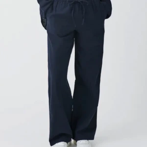 Linnebyxor  - Marinblå linnebyxor från Gina. Bra kvalitet , inga defekter eller så. Samma färg som resten av Ginas marinblåa kläder. Just nu är de slutsålda online och i butik