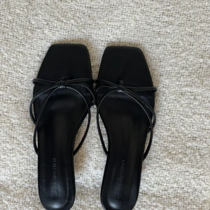 Klackskor - Säljer dessa fina klackskor. Dem har en ganska låg klack men är perfekta till finare tillfällen. Skorna är aldrig använda 