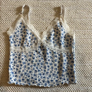 Snygg topp - Snygg topp från h&m divided!! Perfekt för skolstart!! Kontakta mig för fler bilder privat!💗