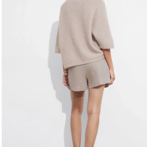 Beige stickad tröja - Säljer min fina och supermysiga beige stickade tröja med trekvartsärm. Perfekt till hösten. Normal passform och är gjord i alpacka och ull material. Enkel men stilren och matchar med det mesta! ❣️❣️🥰 Orginalpris: 790 kr.