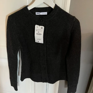 Zara kofta - Säljer denna kofta/ tjockare tröjan som är helt oanvänd och har prislappen kvar! Stl. S nypris 1200 kr🩷