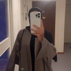 Säljer helt nya open abayas i flera olika färger, perfekt till skolstarten och hösten🥰