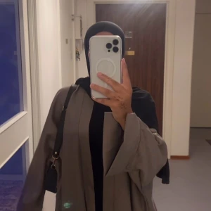 Open abaya  - Säljer helt nya open abayas i flera olika färger, perfekt till skolstarten och hösten🥰 priset är för 2st