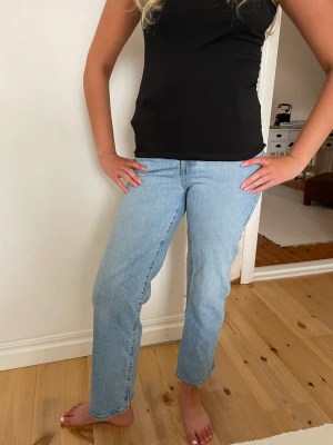 Levis jeans midwaist  - Midwaist levis jeans som knappt används och är i jättefint skick