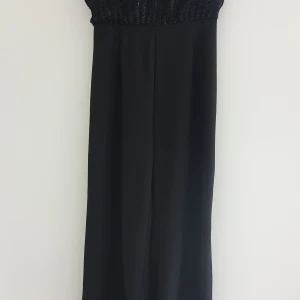 Jumpsuit - Svart festlig jumpsuit i härligt material. Använd enstak gång.
