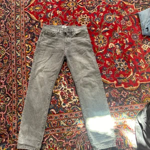 Jeans  - Säljer för dom är försmå 