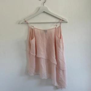 Asymetrisk topp - Jätte fin rosa topp volang, 