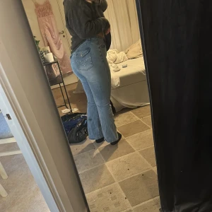 Jeans - Stl xl, en fläck på ena byxbenet 