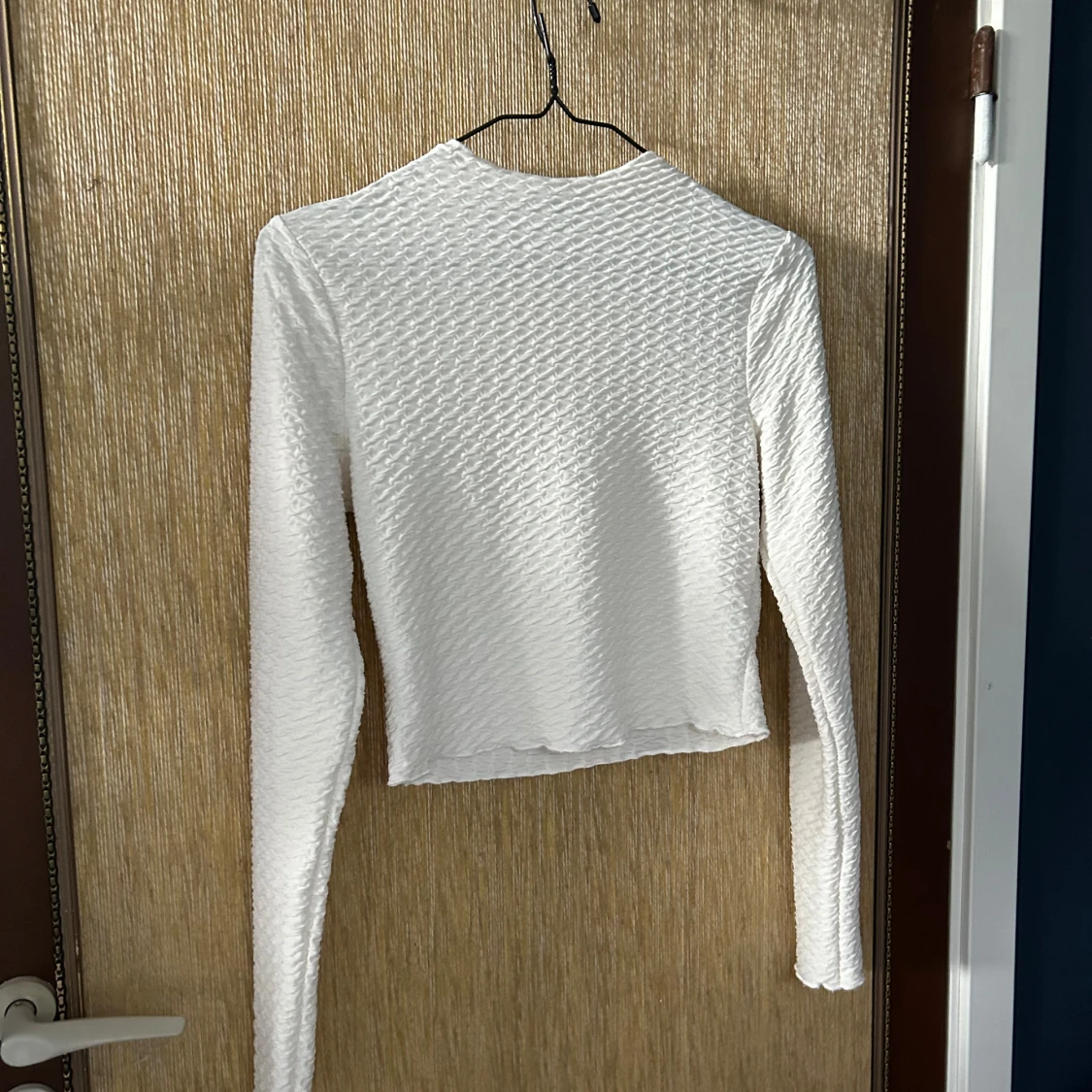 Vit ribbad croppad tröja