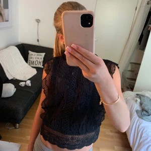 Svart blus  - Svart blus med fina detaljer💓 Ej till användning eftersom för liten Bra kvalite och hur snygg som helst🤗 