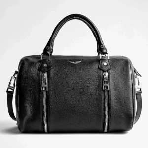 Zadig Sunny Bag - Säljer min Zadig väska i storleken medium. Ganska använd, därav priset (nypris 5500kr)💕obs sista 3 bilderna visar hur loggan ser ut!