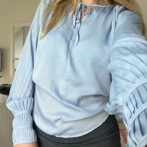 Ljusblå blus - En blus i bra skick och sidenaktigt material🎀
