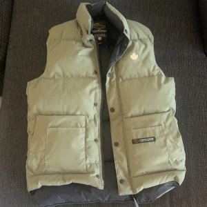 Canada Goose väst  - En oliv grön bäst från canada goose som min mamma köpte på en outlet för typ 7 år sen och den har knappt använts sen dess och har bara hängt i garderoben. Pris 450 eftersom jag inte har något som bevisar att den är äkta
