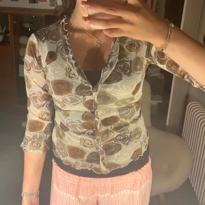 Blus 😘 - Blommig brun, grön och blå blus 👚  Med stretchigt material 💓