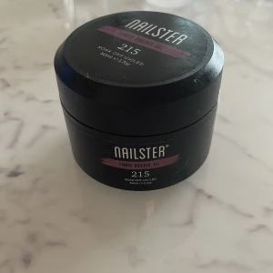 Gelé builder gel - Nästan helt oanvänd gelé från nailster köpte ungefär för tre veckor sen💕i färg lila😍😍jag säljer den för jag har ingen användning för den🥰den kostar 359 i verkligheten buds i kommentarerna😇😇⛔️Låg viskositet ⛔️menas med att den är väldigt tinnig. Skriv om ni har några frågor elr om ni undrar nått!!!❤️❤️