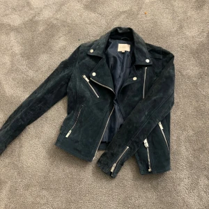 Blå jacka  - För liten:(🫶🏼