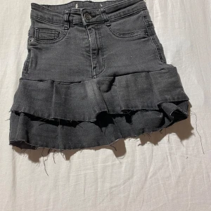 Jeanskjol - Ännu en till egensydd kjol som original jeansen är ifrån ginatricot. Storleken är XXS, den sitter ganska tajt runt höfterna💕Den är medelhög i midjan, bakfickorna går inte att använda då de är avklippta💕💕hör av er om de är något😌