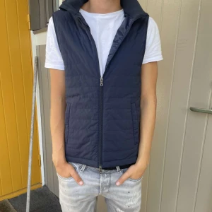 Riley väst  - Säljer nu denna as feta Riley väst som är perfekt till hösten 🌊☀️västen är i fint skick. Hör av er vid frågor eller funderingar. 