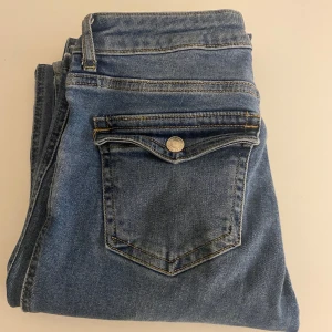 Jeans - Mörkblåa lågmidjade jeans som är andvända ett fåtal gånger, men de är lite slitna efter kanten längst ner, säljer pga för stora. Passar mig i längd för mig som är 168cm