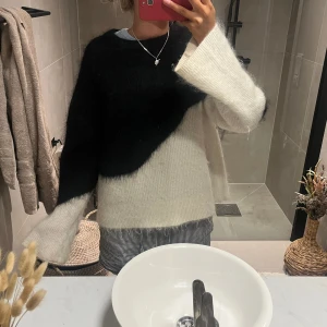 Trendig &other stories tröja  - Säljer denna så snygga tröja som är hälften vit hälften svart från other stories. Den är inte så använd så fortfarande i bra skick. Det är först till kvarn som gäller och sänker inte priset 