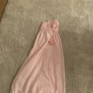 Gina Tricot långkjol  - Jag säljer en jätte fin rosa  långkjol ifrån ginatricot i storlek 146-152❤️🥰🥰 