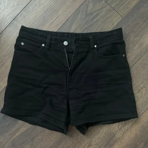 Dr.Denim highrise shorts 🖤 - Svarta Dr.Denim shorts i storlek 28!   Sitter helt otroligt, smickrande och högmidjade! Säljer pga för små på mig 🖤