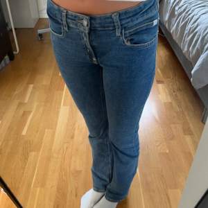 Jag säljer ett par bootcut, mörkblåa jeans ifrån Calvin Klein. Dom är använda några gånger men är i mycket bra skick. Dom är i storlek 152. Dom är medelhöga i midjan men jag skulle säga att dom är åt det lågmidjade hållet.