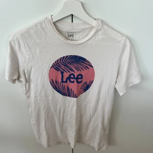 Vit T-shirt med tryck från lee - Jättefin somrig t-shirt från ”lee”. Fint skick, väldigt skön och passar till allt.