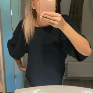 marinblå topp - säljer denna marinblåa toppen, en super söt enkel topp med puffiga armar. 💕 