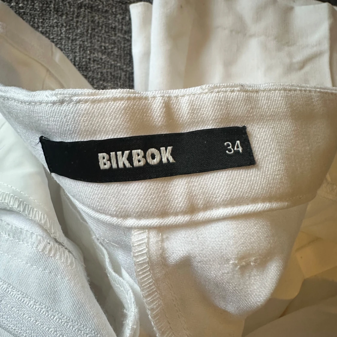 Vita byxor från BikBok