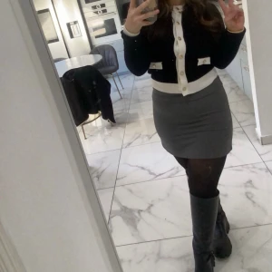 Tröja och kjol - Går att köpa separat, tröja köpt för 389kr i storlek S och kjol för 300 kr från pull n bear storlek xl men väldigt liten i storleken.