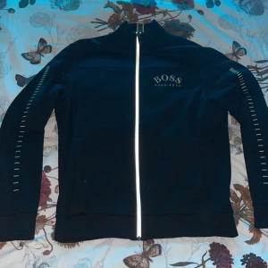 Boss tröja - Storlek XS-S Säljer eftersom den va för liten för mig   (zip lyser för att ja hade flash på, den är guldig som boss märket och sträcken på armarna)  Skriv för mer info