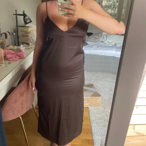 Brun cocktail-klänning! - Denna eleganta klänning har jag vuxit ut och finner inte användning för längre. Skicket är som nytt och funkar till alla olika tillfällen!
