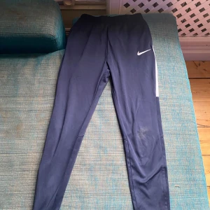 Nike byxor mörk blå  - Nike byxor mörk blå 