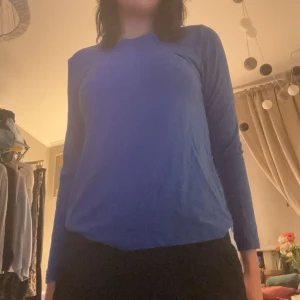 Blå tröja med noll tecken på användning  - Storlek m 