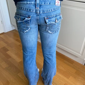 True religion low waist bootcut  - True religion low waist bootcut jeans. Väldigt fin färg med snygga hål. Storlek 29. 