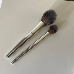 Caia sminkborstar - Caia sminkborstar i F10 & F09 💕💕 använda ett fåtal gånger så så gott som nya!