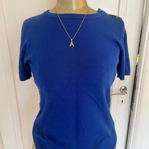 Söt topp - Säljer denna as fina tröja, köpt i Franskrike. Passar mig som har storlek xs-s. Bra skick, skriv om frågor mm🫶🏼💘