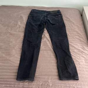 Säljer ett par gstar raw jeans i storlek 29/32. Bra skick säljer då de var för små. Nypris 1300 kr mitt pris 399 kr.