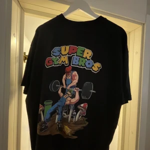 Roliga oversize tröjor  - Säljer två fina tröjor som är oversize och är i utmärkt skick. Passar M/L i storlek. Pris: Super gym bros, 400kr. Dear person behind me, 300kr. Paketpris vid köp av båda.