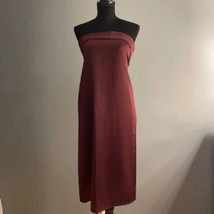 vinröd tubklänning  - jätte vacker och elegant klänning i vinrödfärg, endast testad!❤️