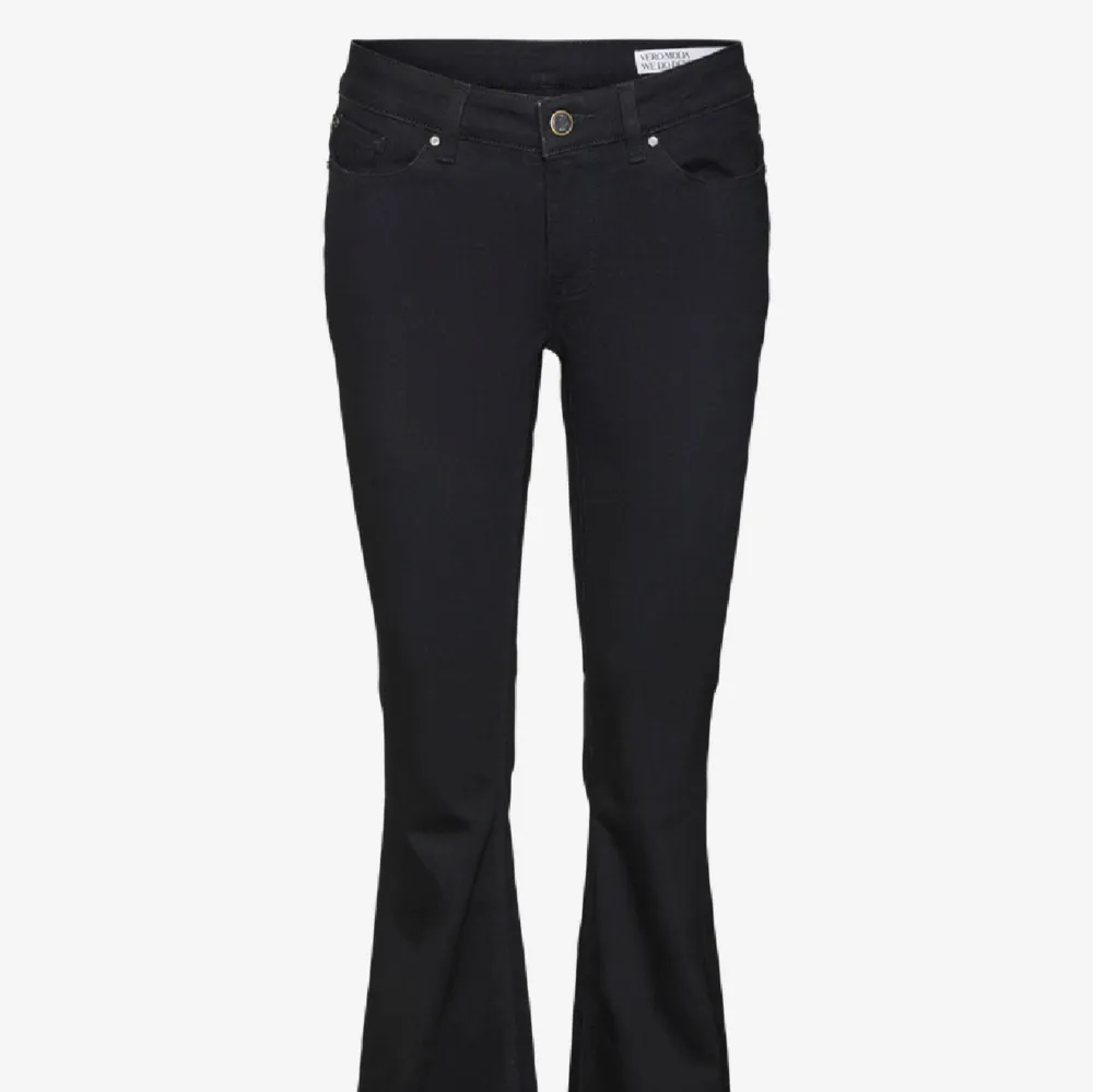 Super snygga lågmidjade jeans från vero moda i modellen vmsigi! 💕💕 Som nya!!  Stl xs/30 Innerbenslängden är ca 75cm. Jeans & Byxor.