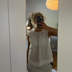 Linne topp/blus från zara - Jag säljer en jättefin vit linne topp/blus från zara, då den inte används. Den är i mycket bra skick och är knappt använd💕