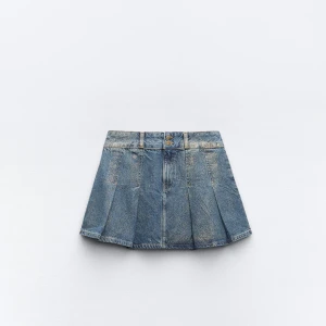 Jeanskjol från Zara - Säljer en superfin jeanskjol från Zara! Den är kort och har en snygg A-linjeform som ger en skön passform. Kjolen har två knappar fram och är i ett klassiskt blått denimtyg. Perfekt för både vardag och fest! Glitter över hela. Oanvänd med lappar kvar. Storleken är M men passar S också